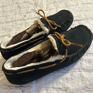 UGG AUSTRALIA DAKOTA BLACK SUEDE MOC WOMEN’S SLIPPERS SIZE 9